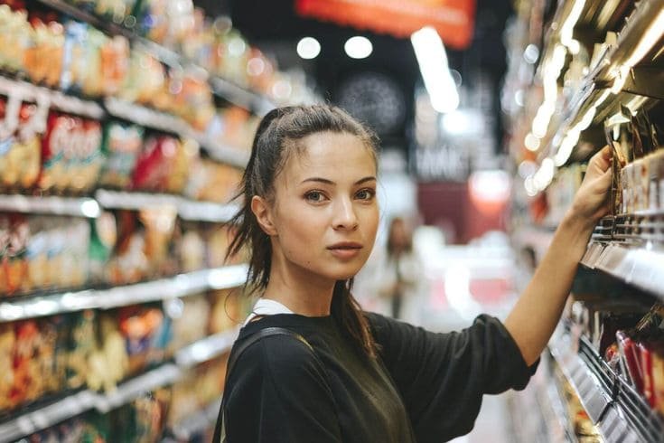 ama de casa en abarrotes